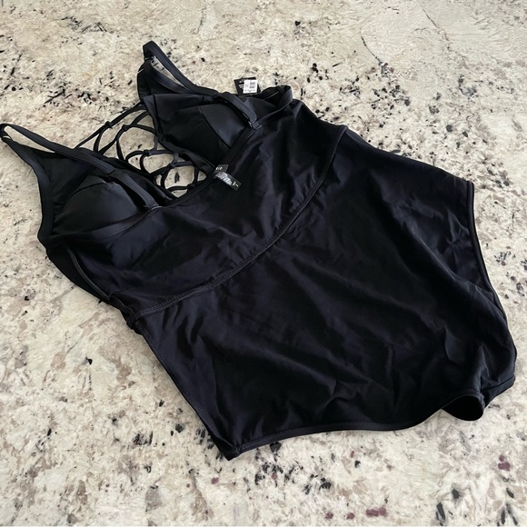 ❌SOLD Torrid Black Wireless Strappy Front One Piece Swimsuit 3X NWT 12074135 - Picture 9 of 12